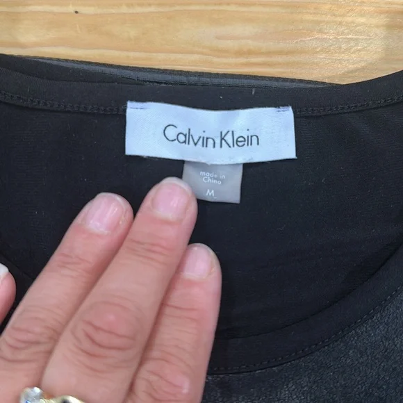 Calvin Klein women’s  Black  T-shirt Sz M - Picture 5 of 5